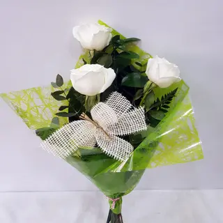 3 rosas blancas