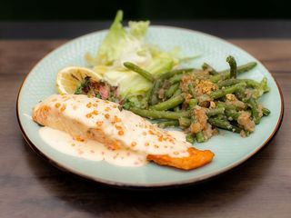 Лосось під вершково-ікорним соусом 150/50/100г