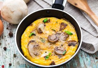 Омлет с грибами и брускетта с лососем