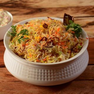 Veg Bombay Biryani - Medium Pack (650 ML) + 1 Drink