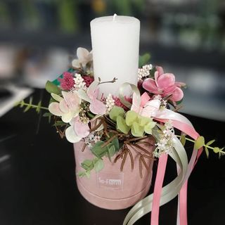 Flowerbox z sztucznych kwiatów z świecą