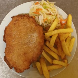 Kotlet drobiowy z frytki i surówka dla dzieci