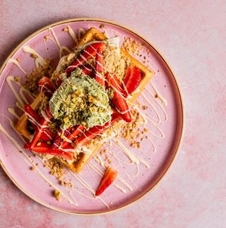 gofr z truskawkami i lodami pistacjowymi