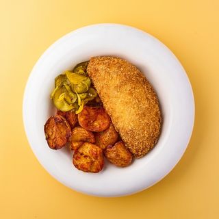 Курячий шніцель з свинячим баликом та сиром, бита картопля та ліниві огірочки