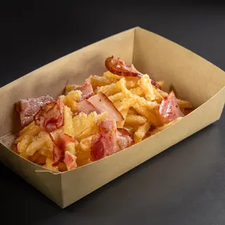 Cartofi prăjiți fondue cu cascaval si bacon crocant
