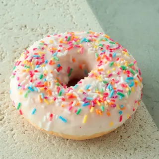 Donut sa šarenim mrvicama 
