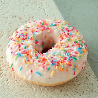 Donut sa šarenim mrvicama 