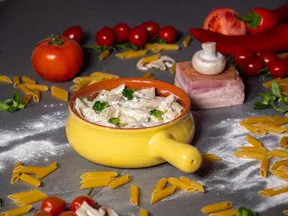 Penne gratinate cu pui si broccoli