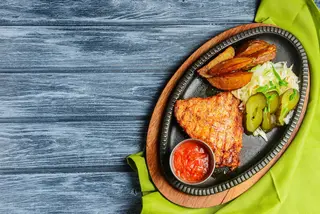 Свински врат на скара с печени картофи