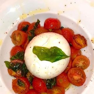 Burrata fresca con tomate cherry confitados y albahaca 