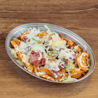 Krompir na kriške sa hrskavom slaninom i istopljenim sirom