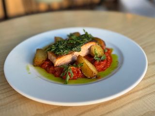 Лосось з перцем і картоплею