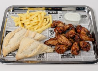 Meniu aripioare 1 persoana +Amstel 0,33