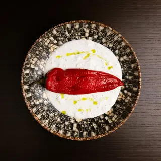 Ardei kapia cu stracciatella cu miere și trufe
