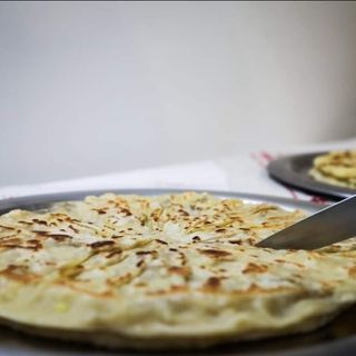 Placinta creață cu branza de vaci si verdeata