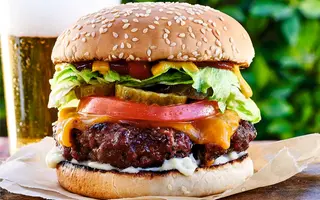 Burger The Cottage cu cartofi prajiti