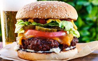 Burger The Cottage cu cartofi prajiti