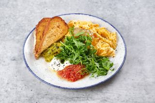 СКРЕМБЛ ЗІ СМАЖЕНИМИ КРЕВЕТКАМИ/ ІНДИЧКОЮ/ ЛОСОСЕМ С/С АБО ЛОСОСЕМ ТАТАКІ