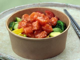 Poke Bowl z łososiem (400g)