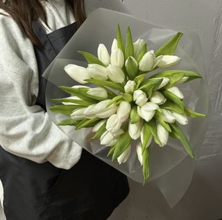 35 білих тюльпанів