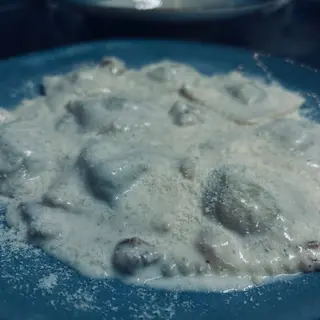 Ravioli Con Salsa De 5 Quesos Y Nueces