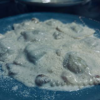 Ravioli Con Salsa De 5 Quesos Y Nueces