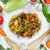 105.Телешко с ароматни китайски гъби и зеленчуци (800г)