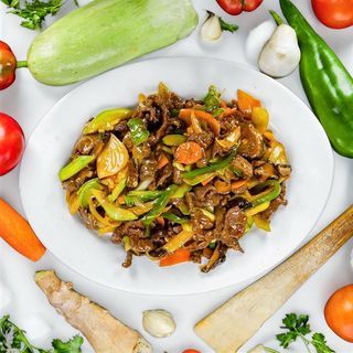 105.Телешко с ароматни китайски гъби и зеленчуци (800г)