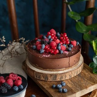 Tort de ciocolata cu insertie de fructe de padure