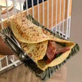 Crepe con queso de cabra, bacon, tomate y espinacas