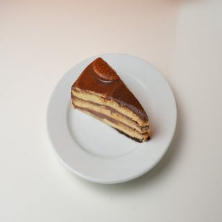 Tarta de galleta y chocolate (porción)