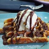 Gofre con helado de yogur natural o nata montada