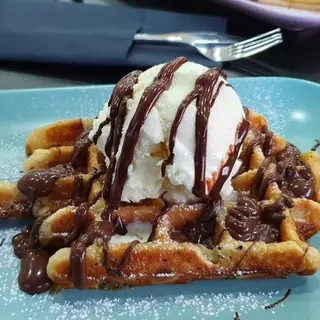 Gofre con helado de yogur natural o nata montada