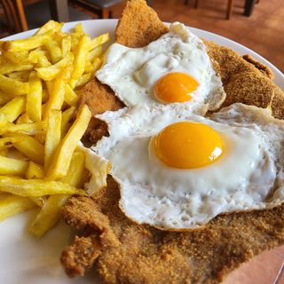 Milanesa a caballo con papas fritas 