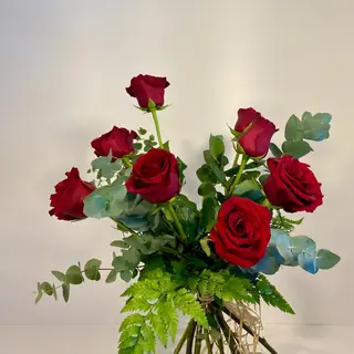 Ocho Rosas Rojas