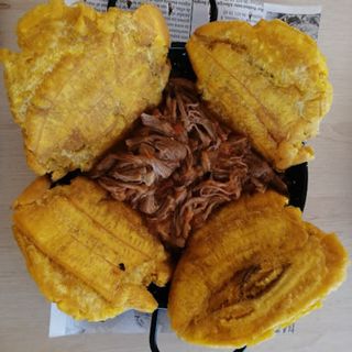 Patacones Con Carne Mechada