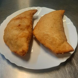 Panzerotto mozzarella e pomodoro e salsiccia e patatine 