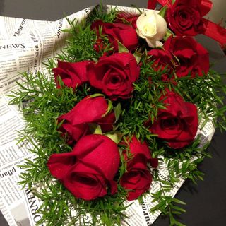 San valentino 3 rose con verde e complementi 