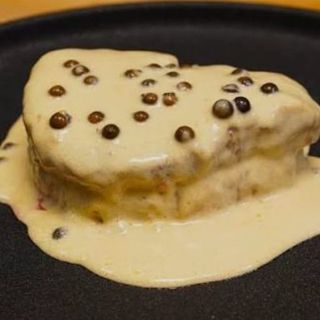 Filetto con crema di parmigiano e pepe tostato al brandy
