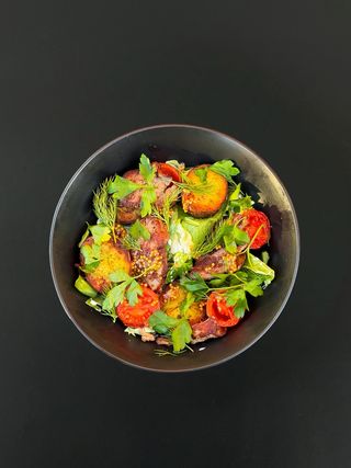 Салат з яловичиною та печеною картоплею (280г)