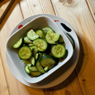 Salată de castraveți verzi