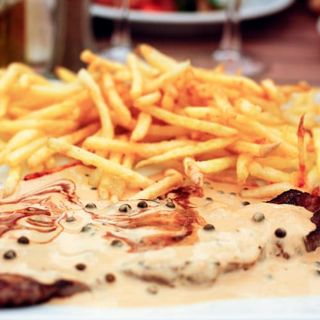 Plato De Filete De Pollo Con Salsa A La Pimienta