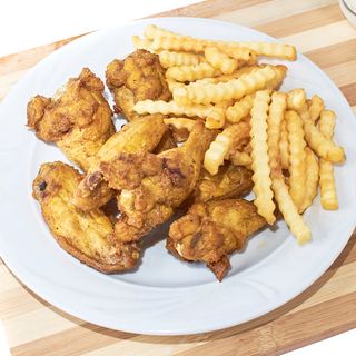 Ración De Alitas Con Patatas