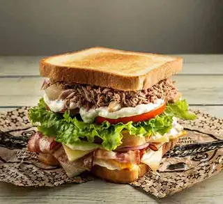 Sándwich De La Casa Con Patatas Caseras