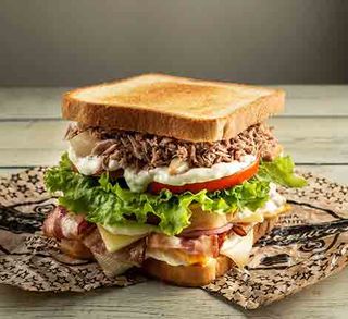 Sándwich De La Casa Con Patatas Caseras