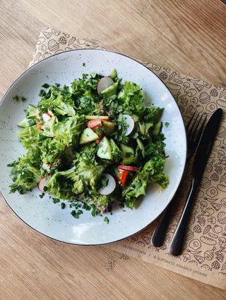 Салат з сезонних овочів із заправкою на вибір (250г)