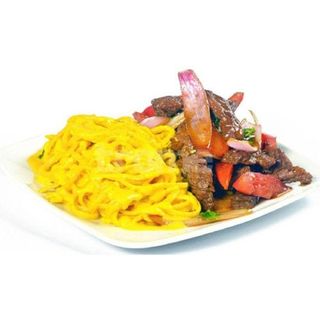Tallarines A La Huancaína Con Lomo Saltado