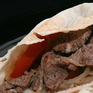 Bocadillo shawarma de ternera