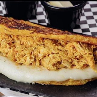 Cachapa De Queso Y Pollo Mechado