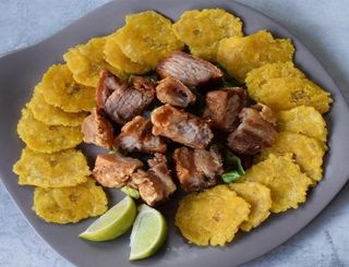 Plato Combinado De Chicharrón Torrando Frito Con  Patacón
